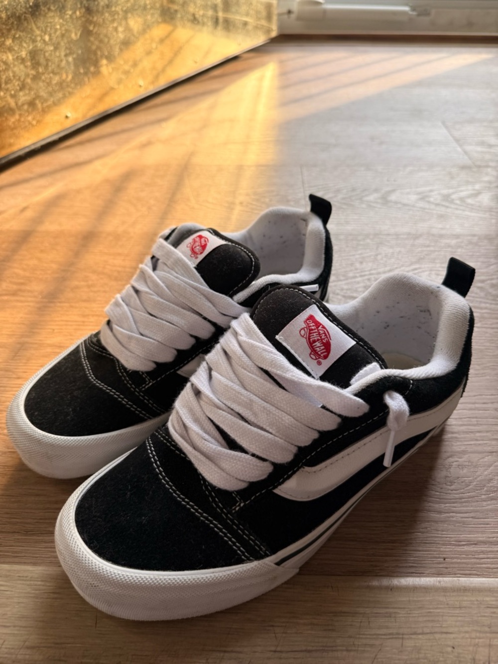 Vans men’s Knu Skool Black and White Low-Top Skate Sneakers